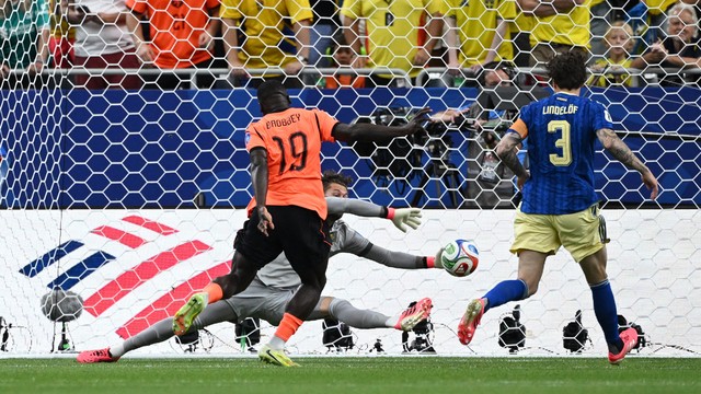 Brian Brobbey abre o placar para a Holanda contra a Suécia
