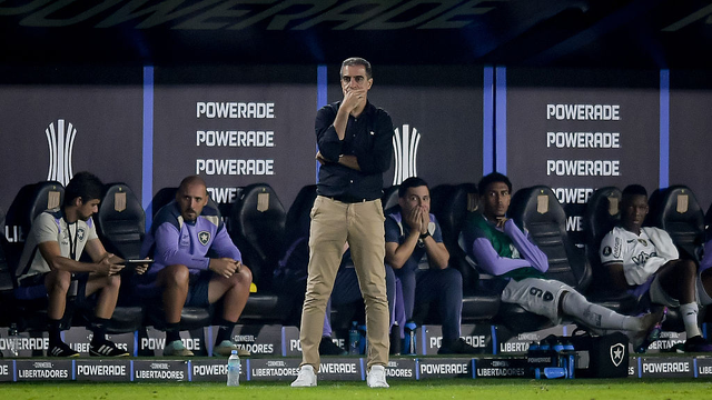 Renato Paiva em Estudiantes x Botafogo, pela Libertadores