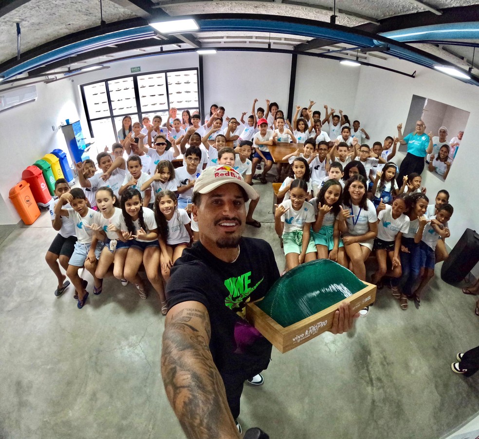 Italo Ferreira doa troféu para o instituto — Foto: Divulgação