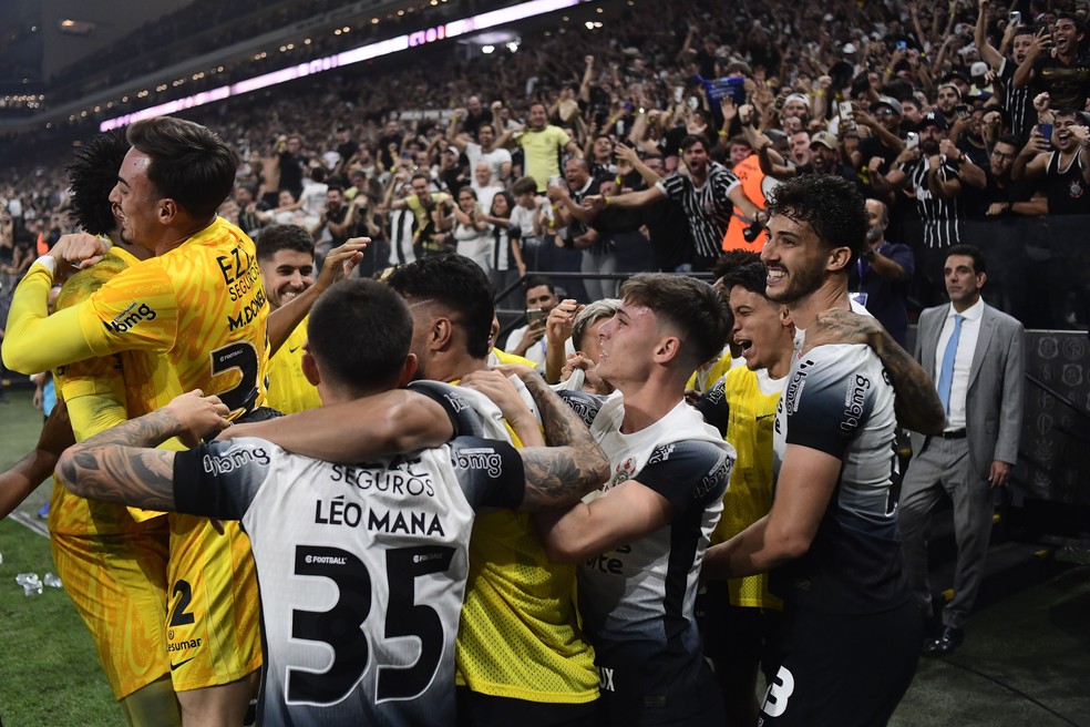 Jogadores do Corinthians comemoram classificação com a torcida — Foto: Marcos Ribolli