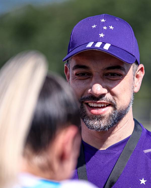 Jonas Urias retorna ao Brasileirão feminino com o Cruzeiro e projeta grande temporada.