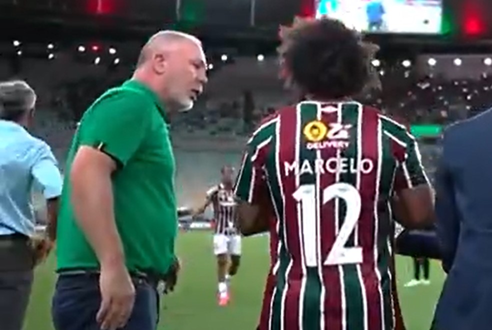 Mano e Marcelo se desentenderam no gramado em Fluminense x Grêmio — Foto: Reprodução