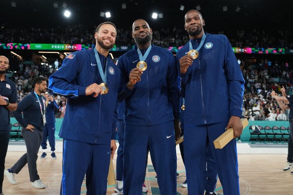 Curry, Lebron e Durant com a medalha de ouro em Paris — Foto: Jesse D. Garrabrant/NBAE via Getty Images