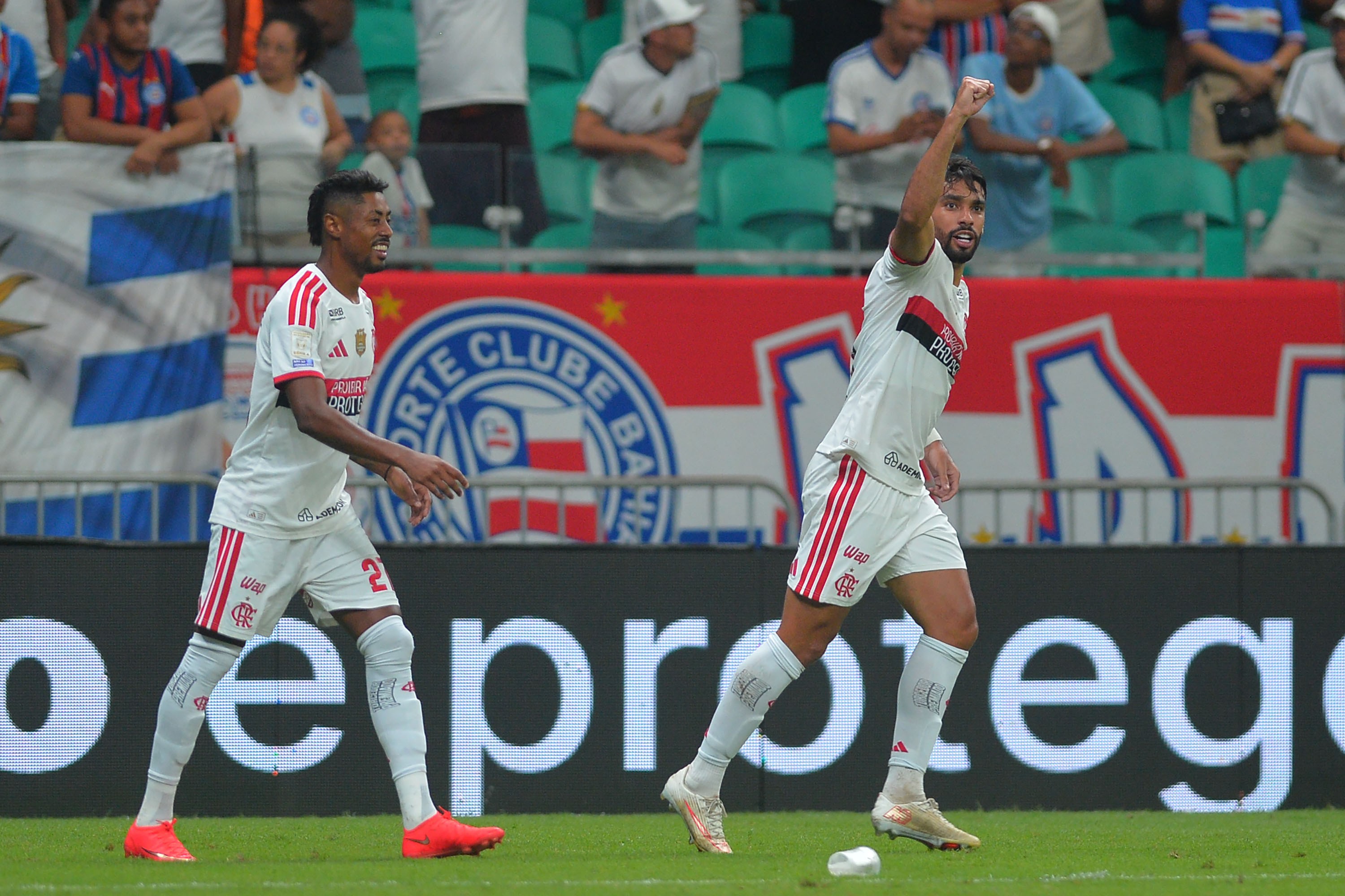 Súmula de Bahia x Flamengo relata copos arremessados após gol de Lucas Paquetá