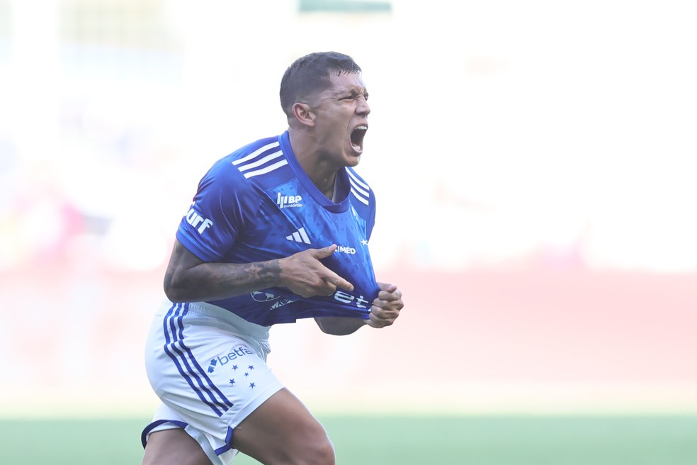 Lucas Romero comemora gol do Cruzeiro — Foto: Gilson Lobo/AGIF