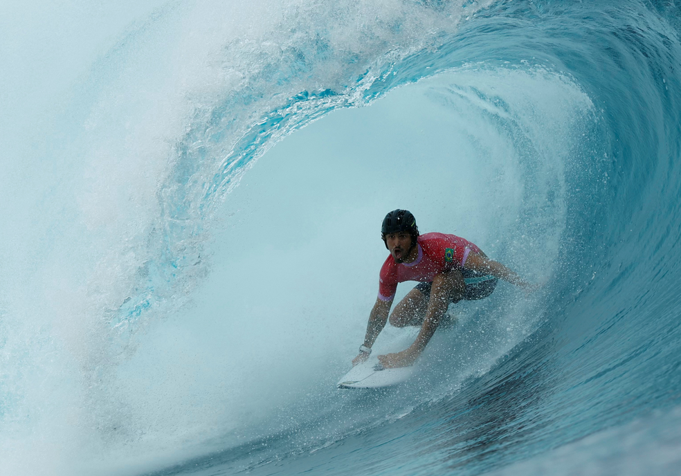 João Chianca nas oitavas do surfe, Paris 2024 — Foto: Reuters