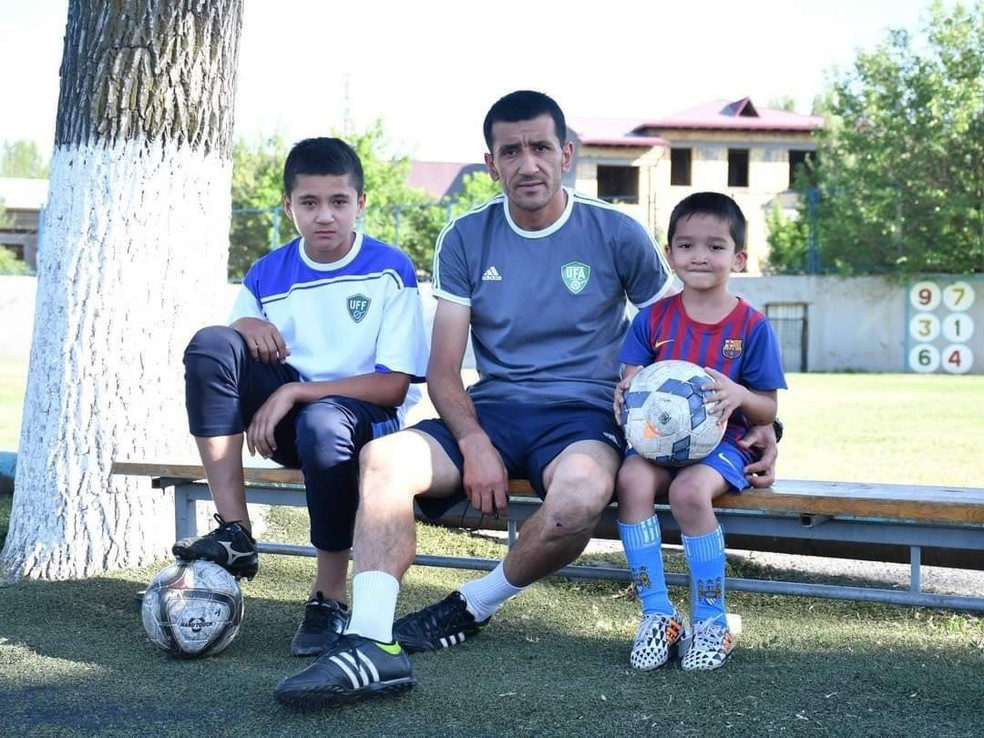 Khusanov ao lado do pai e do irmão — Khusanov Manchester City