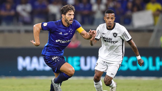 Lucas Silva, do Cruzeiro, tenta a jogada diante da marcação do Botafogo