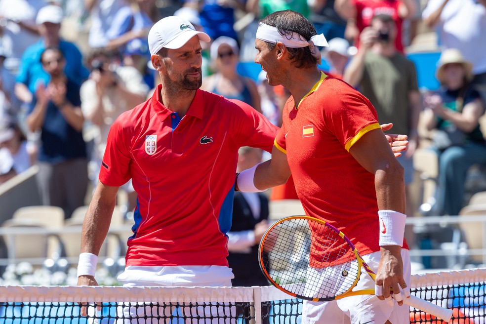 No 60º encontro da história entre os dois, Novak Djokovic venceu Rafael Nadal e eliminou o espanhol das Olimpíadas de Paris — Foto: Andrzej Iwanczuk/NurPhoto via Getty Images