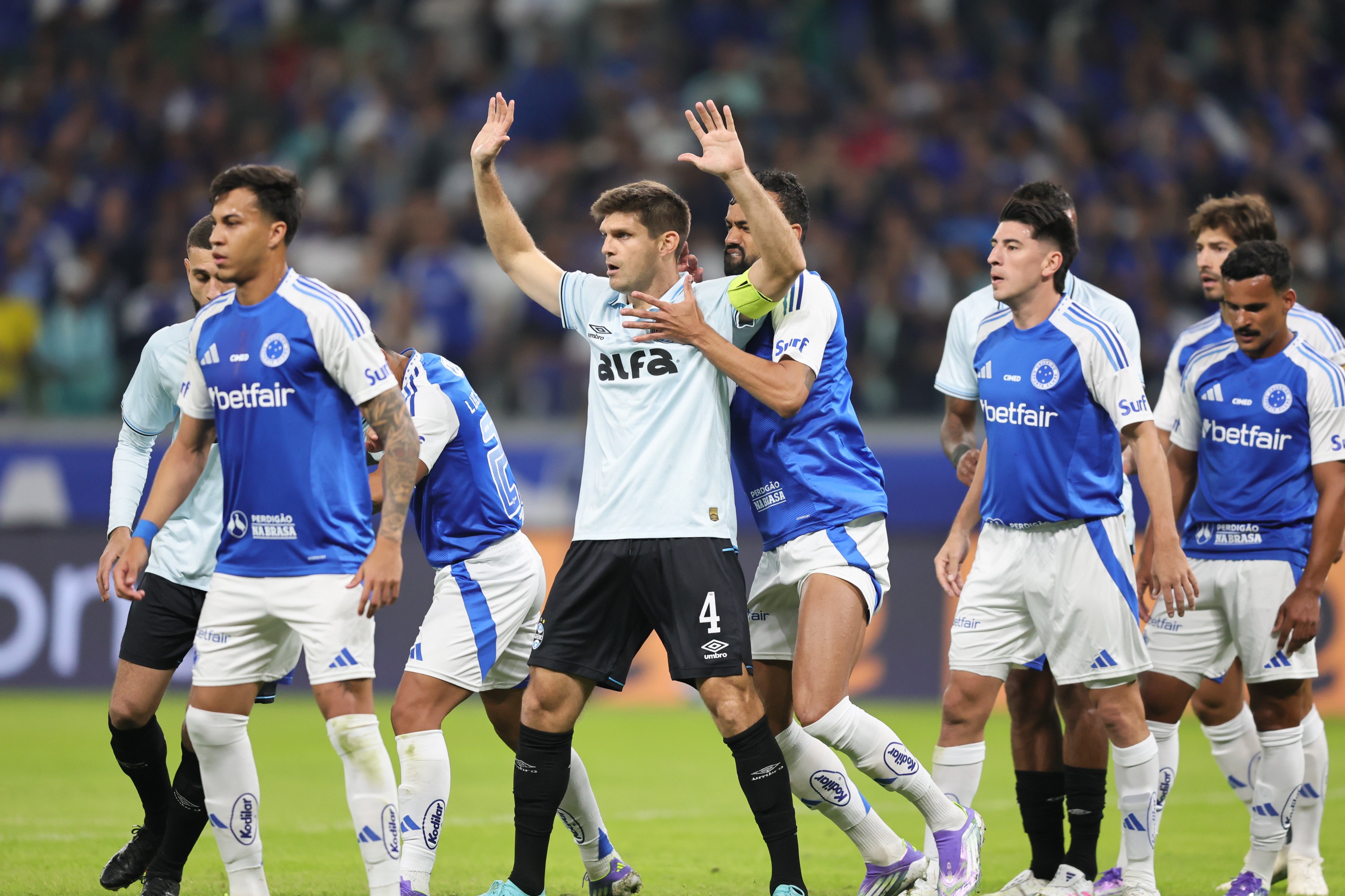 Grêmio recebe Cruzeiro para desafio contra líderes do Brasileirão.