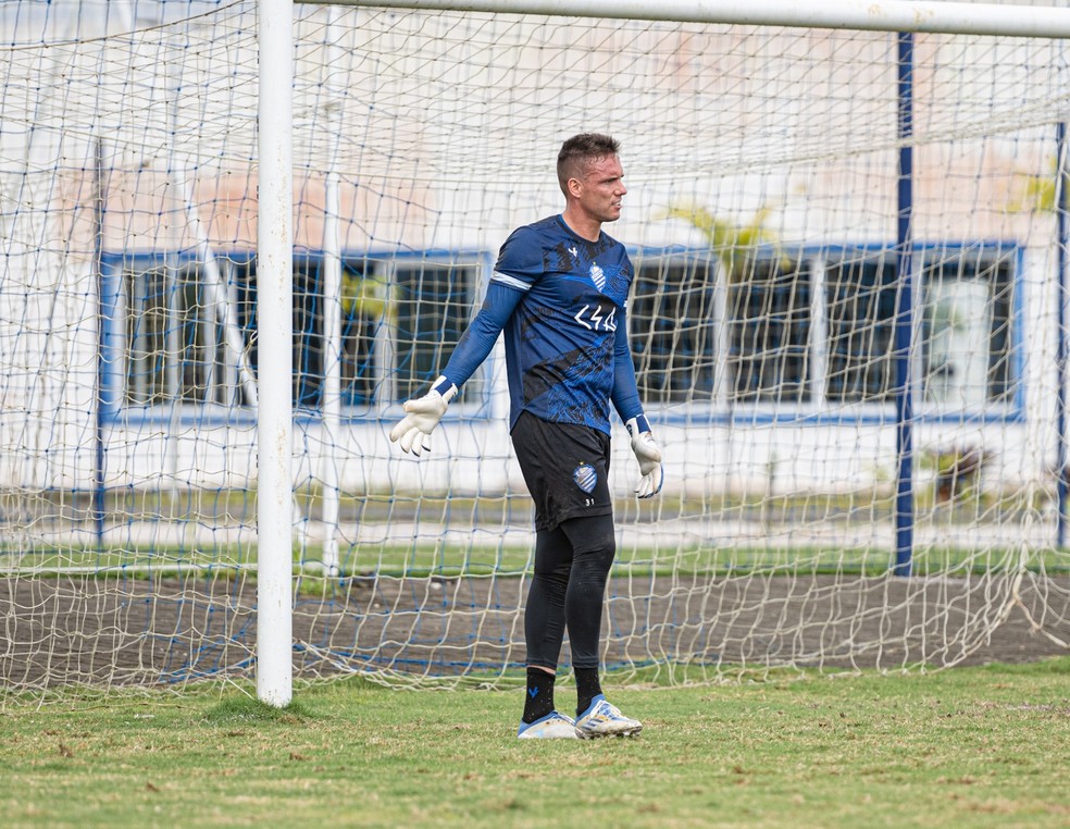 Paulo Vitor já se apresentou ao CSA e trabalha no CT Gustavo Paiva — Foto: Allan Max/CSA