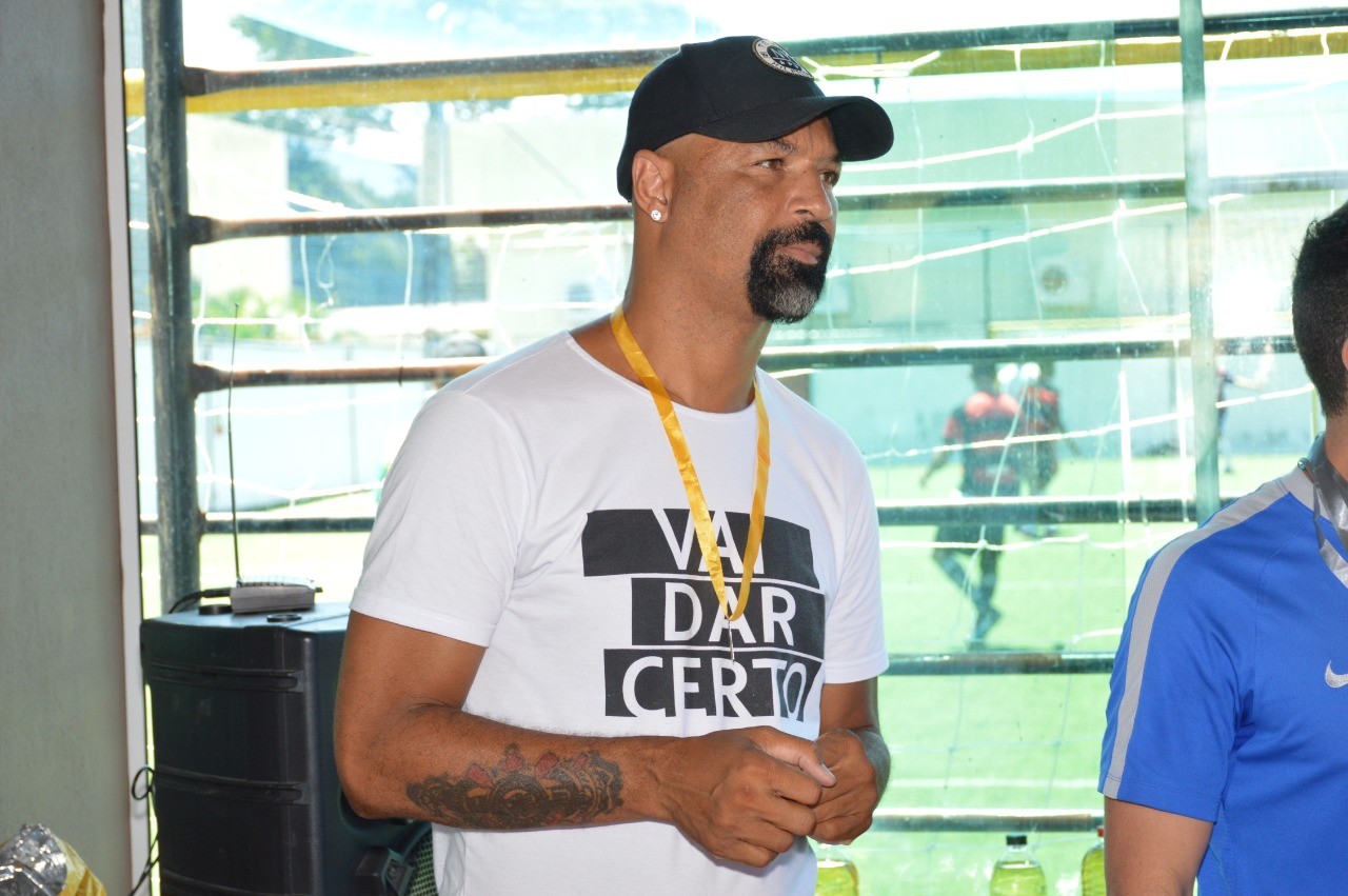 Dinei diz que pediu demissão do cargo de coordenador da base do Corinthians e avisa: 