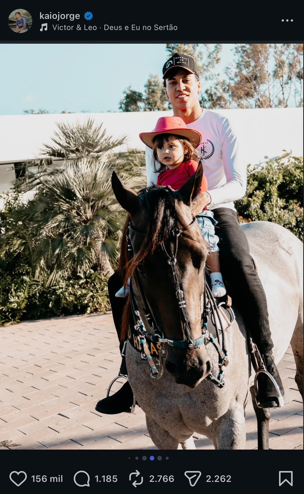 Kaio Jorge com a filha Athena no haras