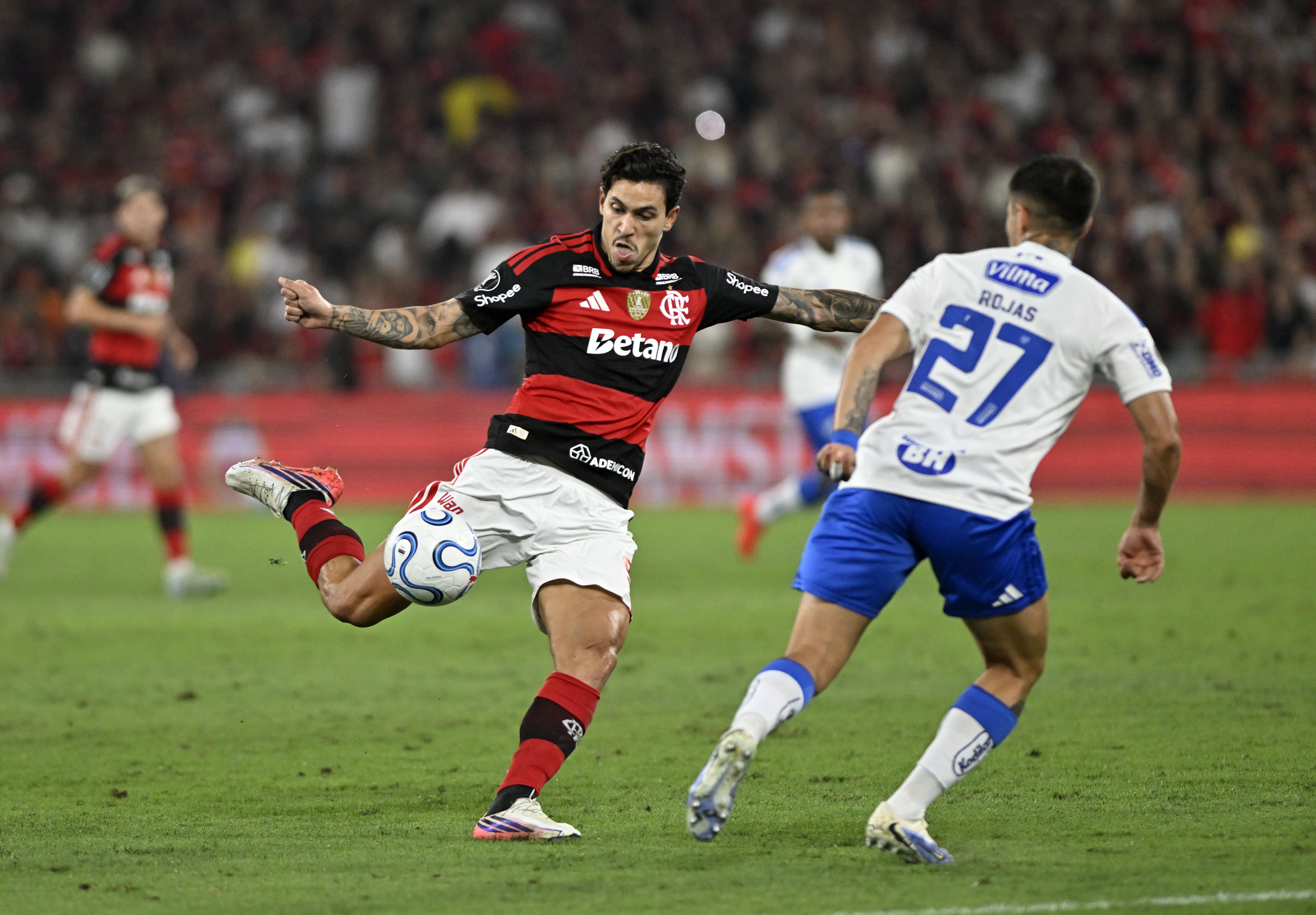 Flamengo atropela Cruzeiro e avança nas quartas da Libertadores em noite de apagão mineiro