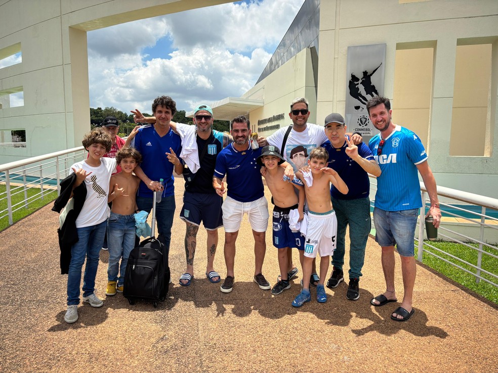 Torcedores de Cruzeiro e Racing juntos em Assunção — Foto: Guilherme Macedo