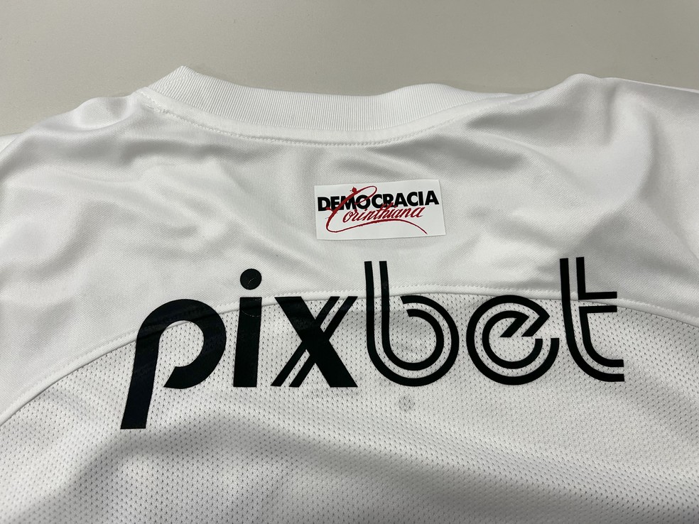 Pixbet exibia nas costas da camisa do Corinthians antes da entrada da VaideBet — Foto: Divulgação