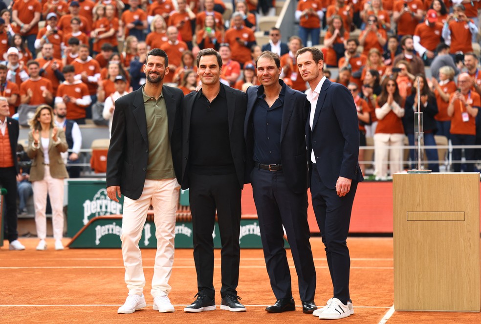 Djokovic, Federer, Nadal e Murray posam na homenagem ao espanhol, em Roland Garros — Foto: Reuters