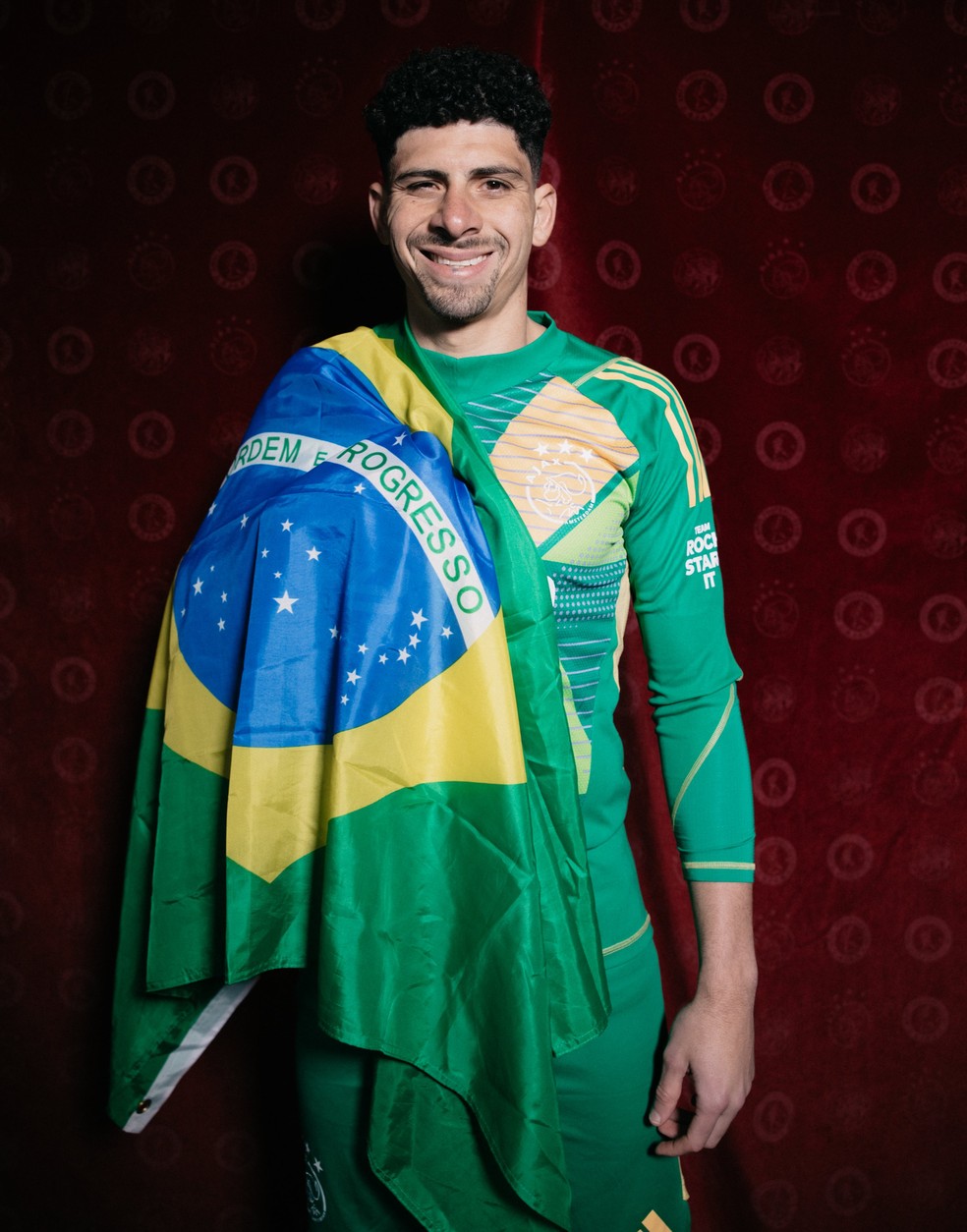 Matheus Magalhães na apresentação no Ajax — Foto: Divulgação/Ajax