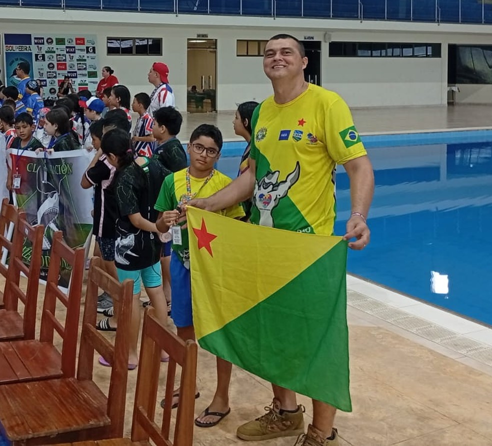 Vitor Emanuel e o pai, Elias Barbary, no Torneio Nacional Pré-Infantil, em Cobija — Foto: Divulgação/Faea