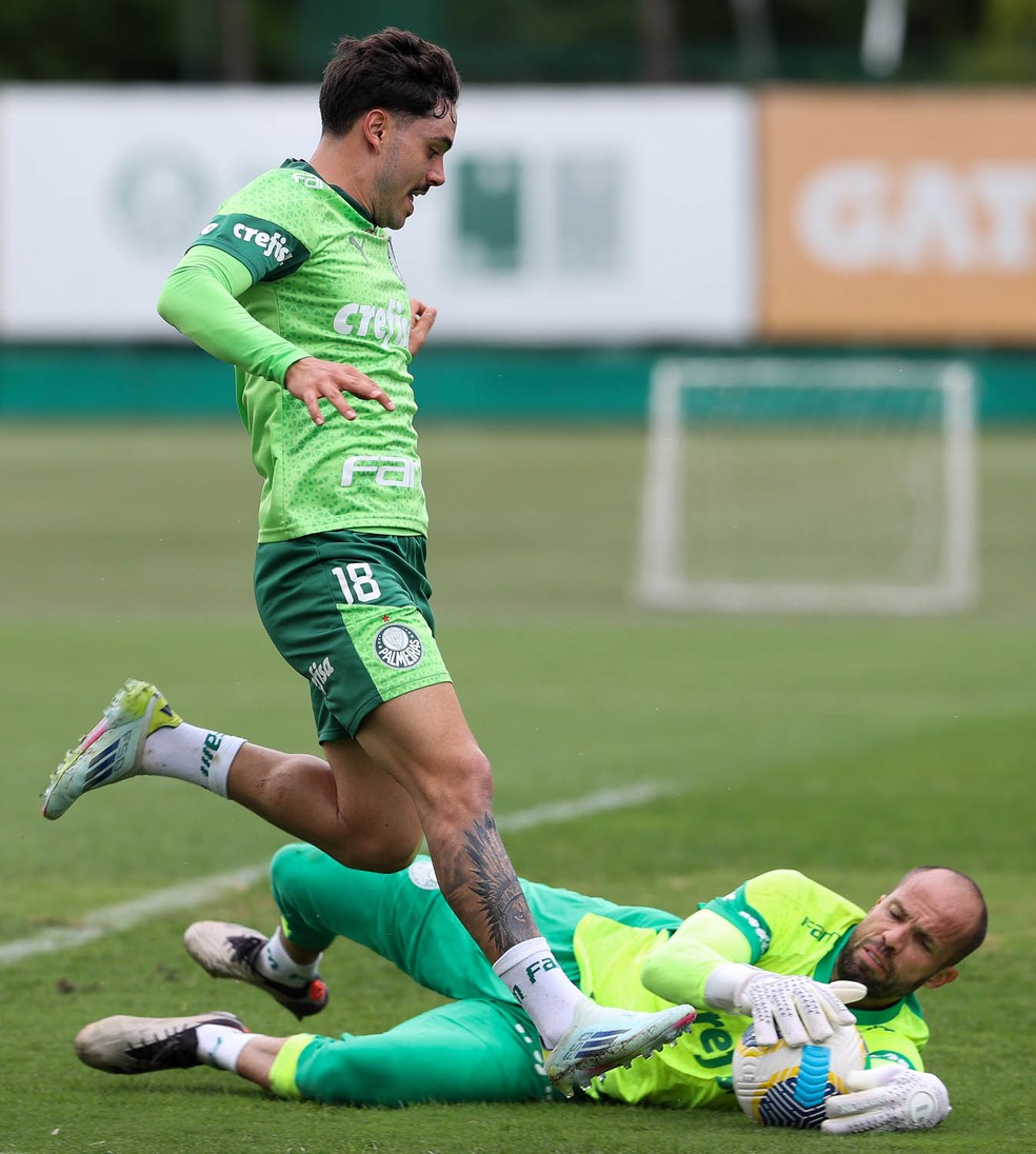 Mauricio disputa com Marcelo Lomba em treino do Palmeiras — Foto: Cesar Greco