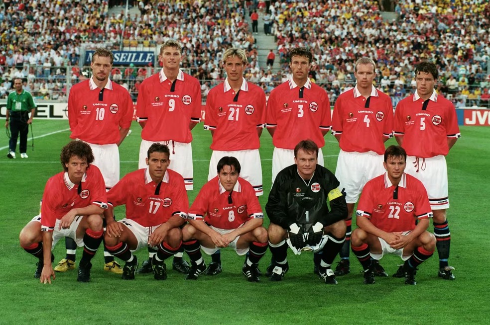 Tore Andre Flo vestindo a camisa 9 na seleção da Noruega antes do jogo de 1998