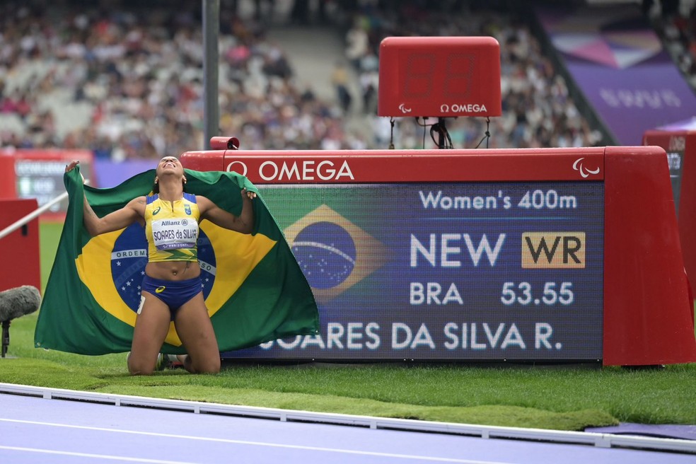 Rayane Soares celebra ouro e recorde mundial dos 400m T13  Foto: Douglas Magno/CPB