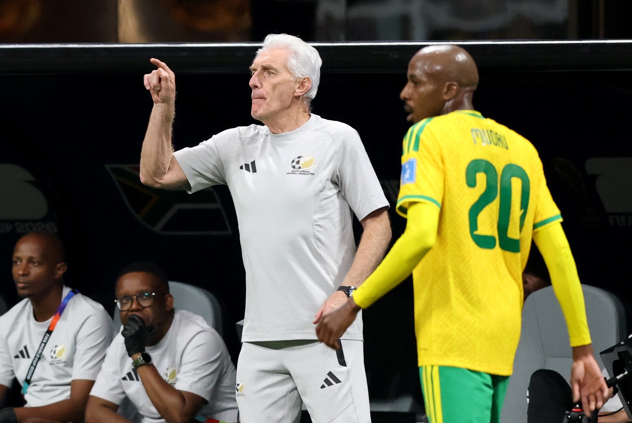 Técnico da África do Sul critica estádio em empate contra República Tcheca