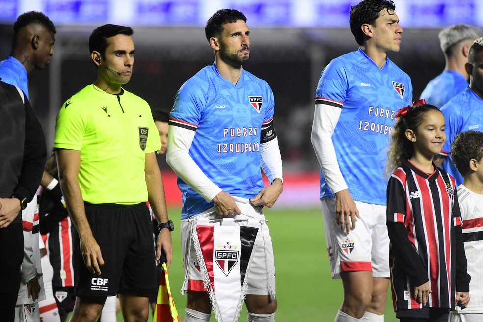 Jogadores do São Paulo homenagearam Izquierdo na noite de domingo — Foto: Marcos Ribolli