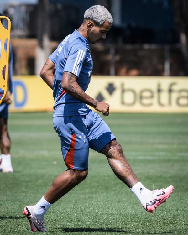 Matheus Pereira confirmado na escalação do Cruzeiro para enfrentar o Fluminense.