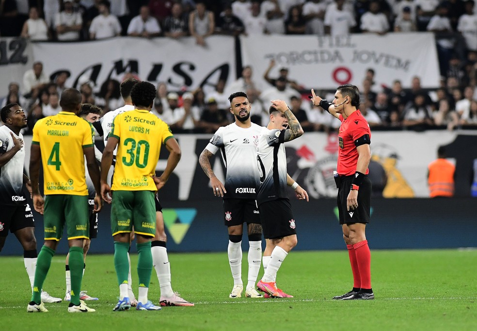 Raniele e Garro em Corinthians x Cuiabá — Foto: Marcos Ribolli