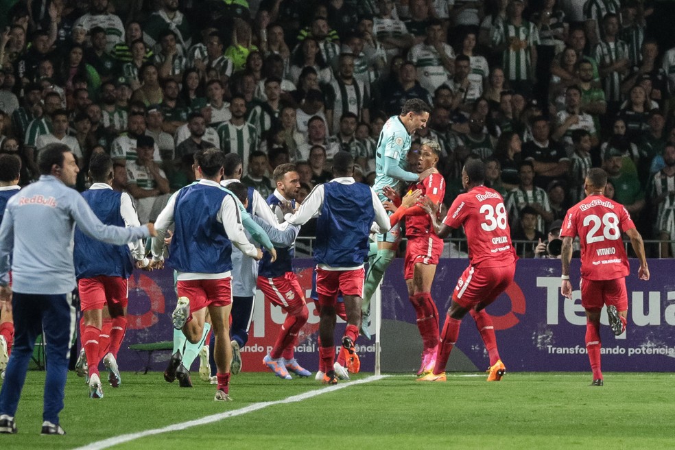 Bragantino comemora gol de Sorriso contra o Coritiba — Foto: Robson Mafra/AGIF