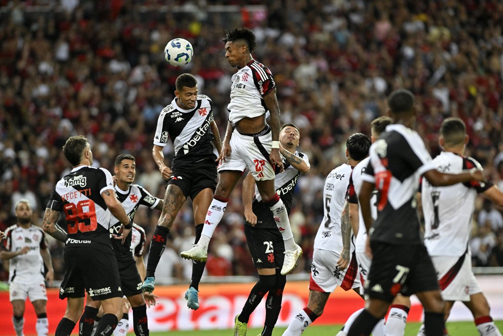 Bruno Henrique e João Victor saltam, em Vasco x Flamengo — Foto: André Durão/ge