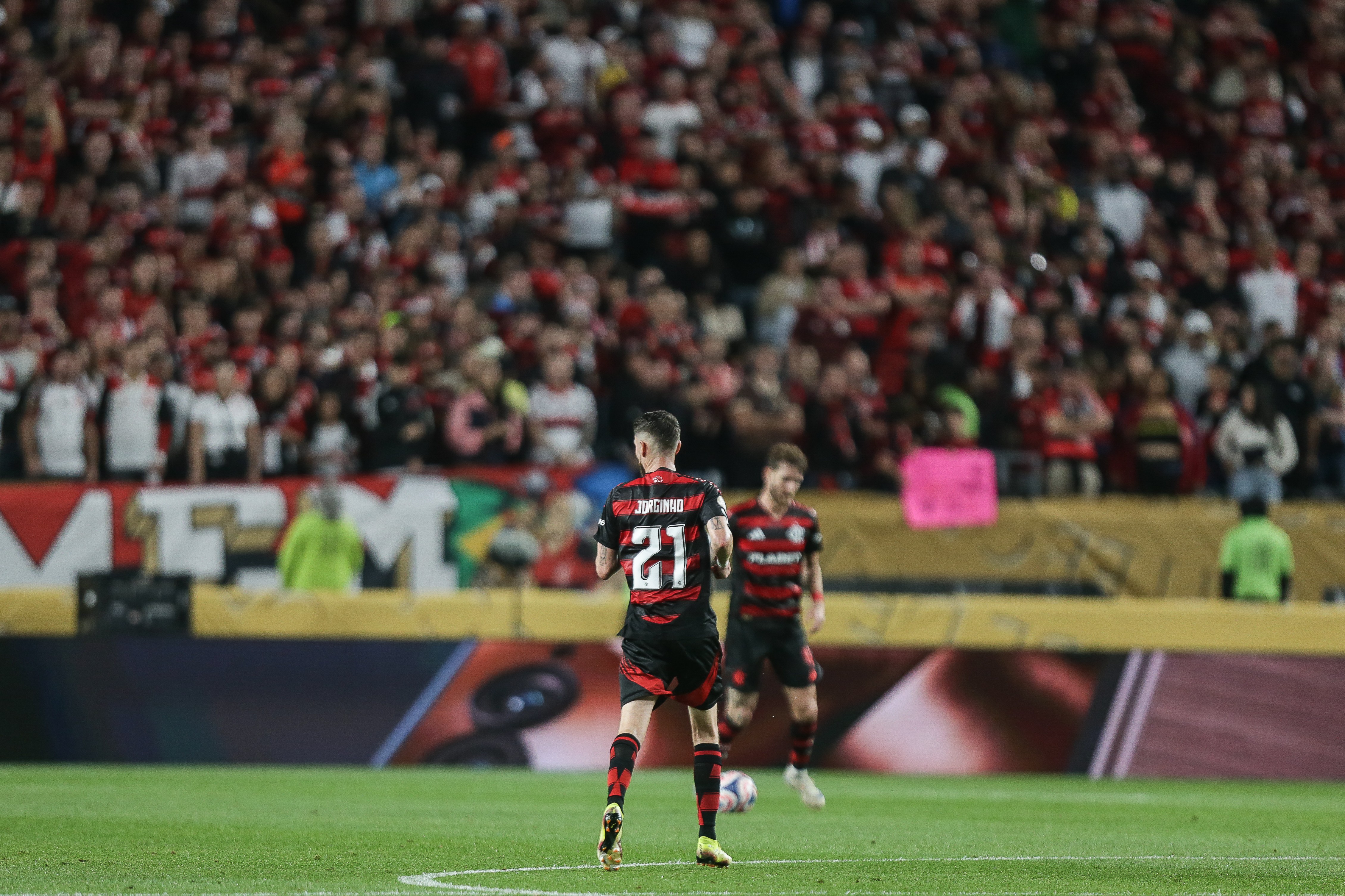 Jorginho, do Flamengo, terceiro melhor do mundo, surpreende com saída para rival.