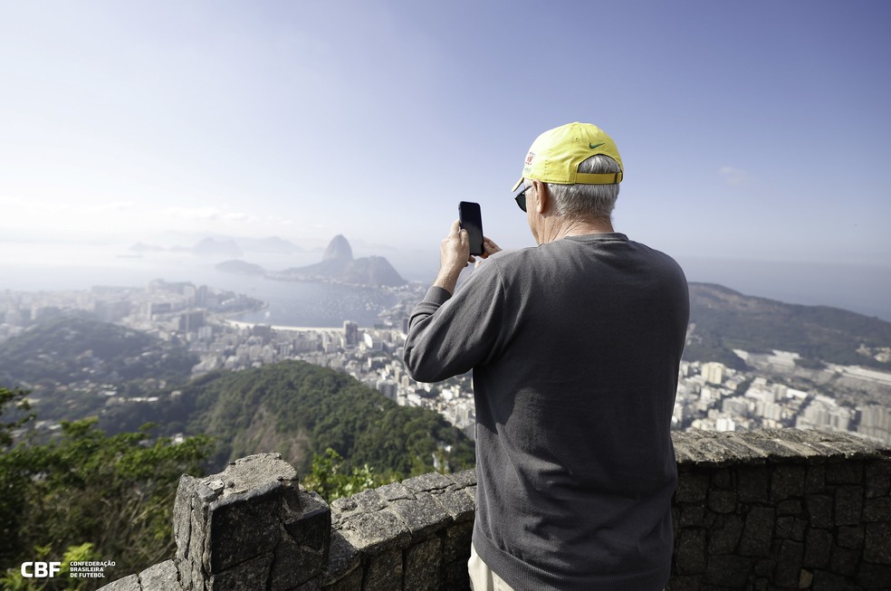 Carlo Ancelotti, t&eacute;cnico da sele&ccedil;&atilde;o brasileira, em visita ao Cristo Redentor &mdash; Foto: Rafael Ribeiro/CBF