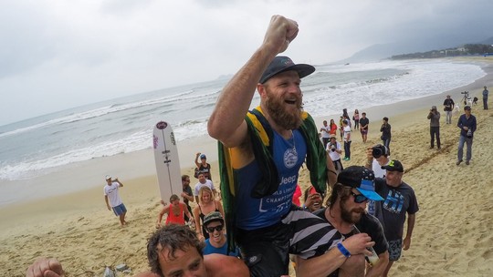 Surfista Phil Rajzman revela volta ao Brasil para superar tumorchampionsbet15 centímetros na parede do abdômen - Foto: (Reprodução/Facebook)
