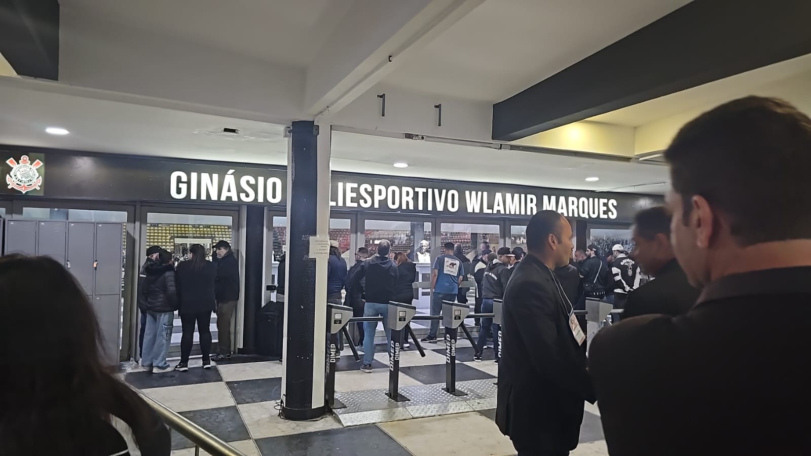 Silêncio e carro vandalizado marcam saída de Augusto Melo da presidência do Corinthians