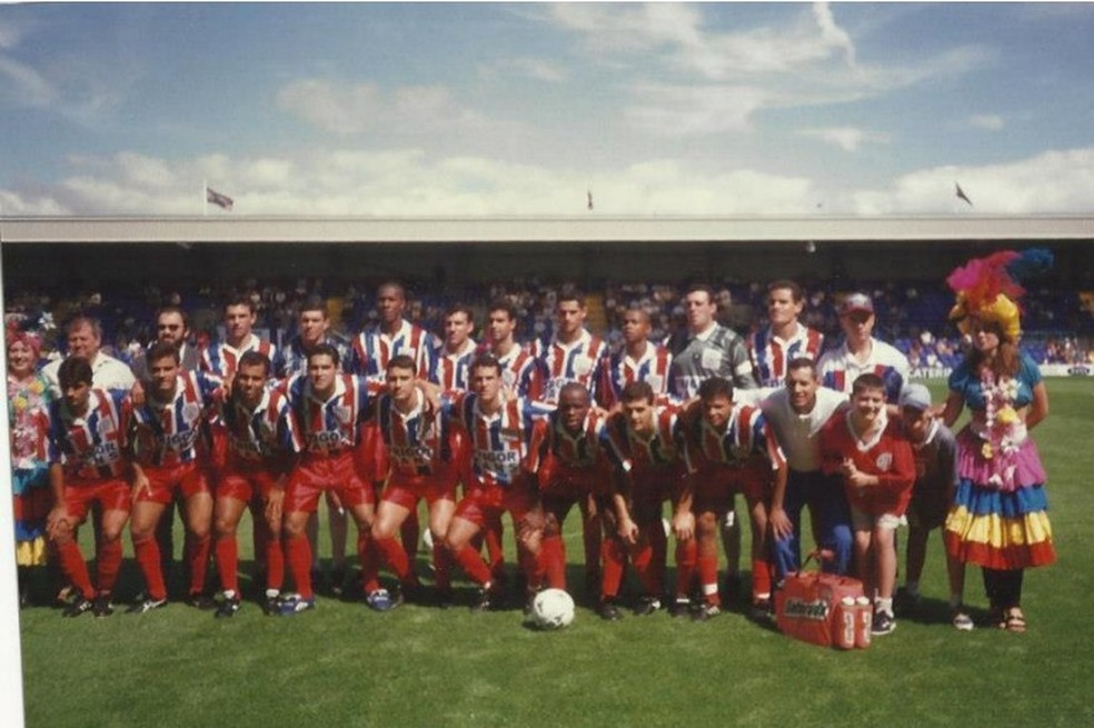 Elenco do Sãocarlense que disputou amistosos na Europa em 1997 — Foto: Arquivo pessoal Renato Natella