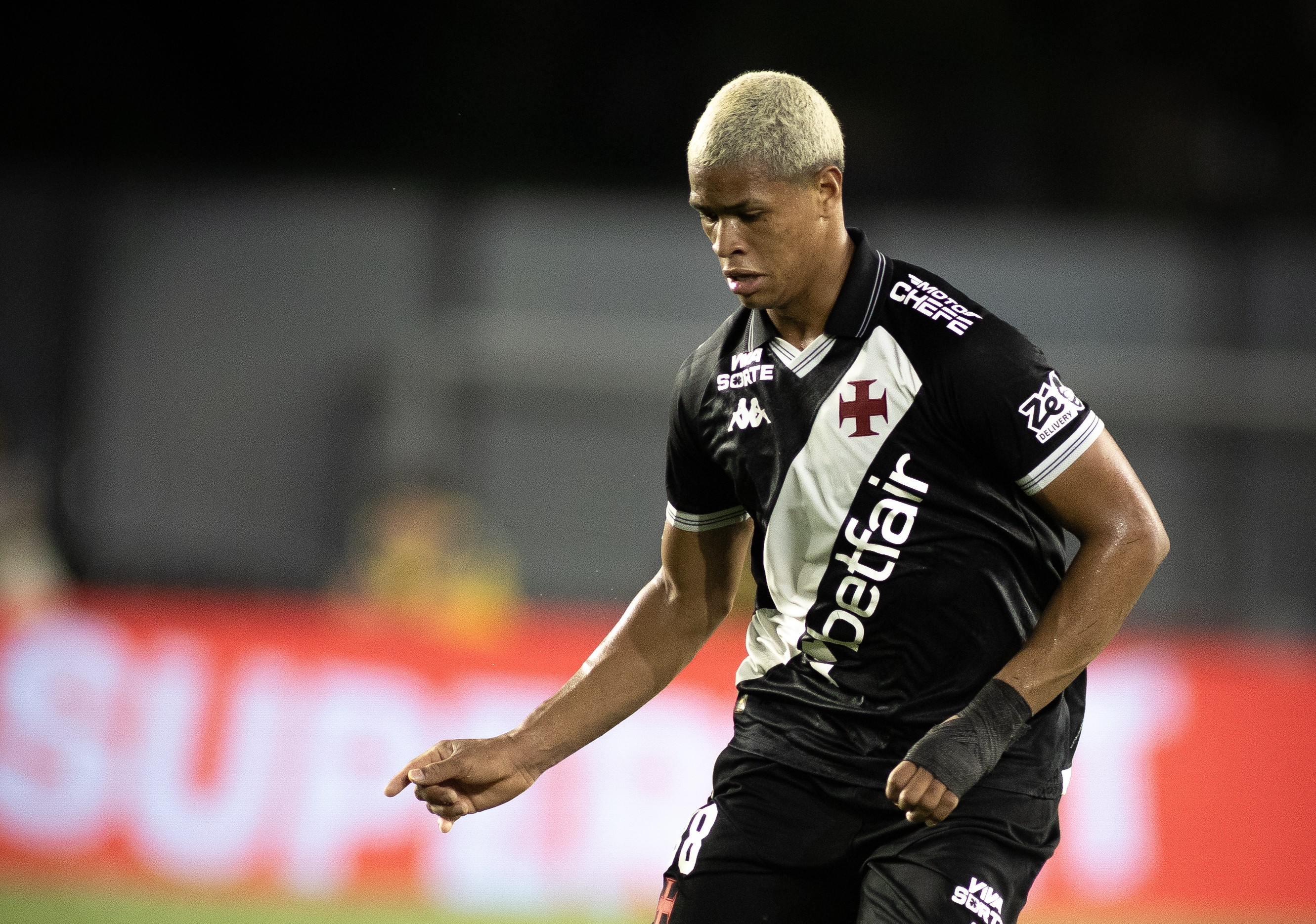 Barros se destaca como titular e vira reforço para Diniz no Vasco: 