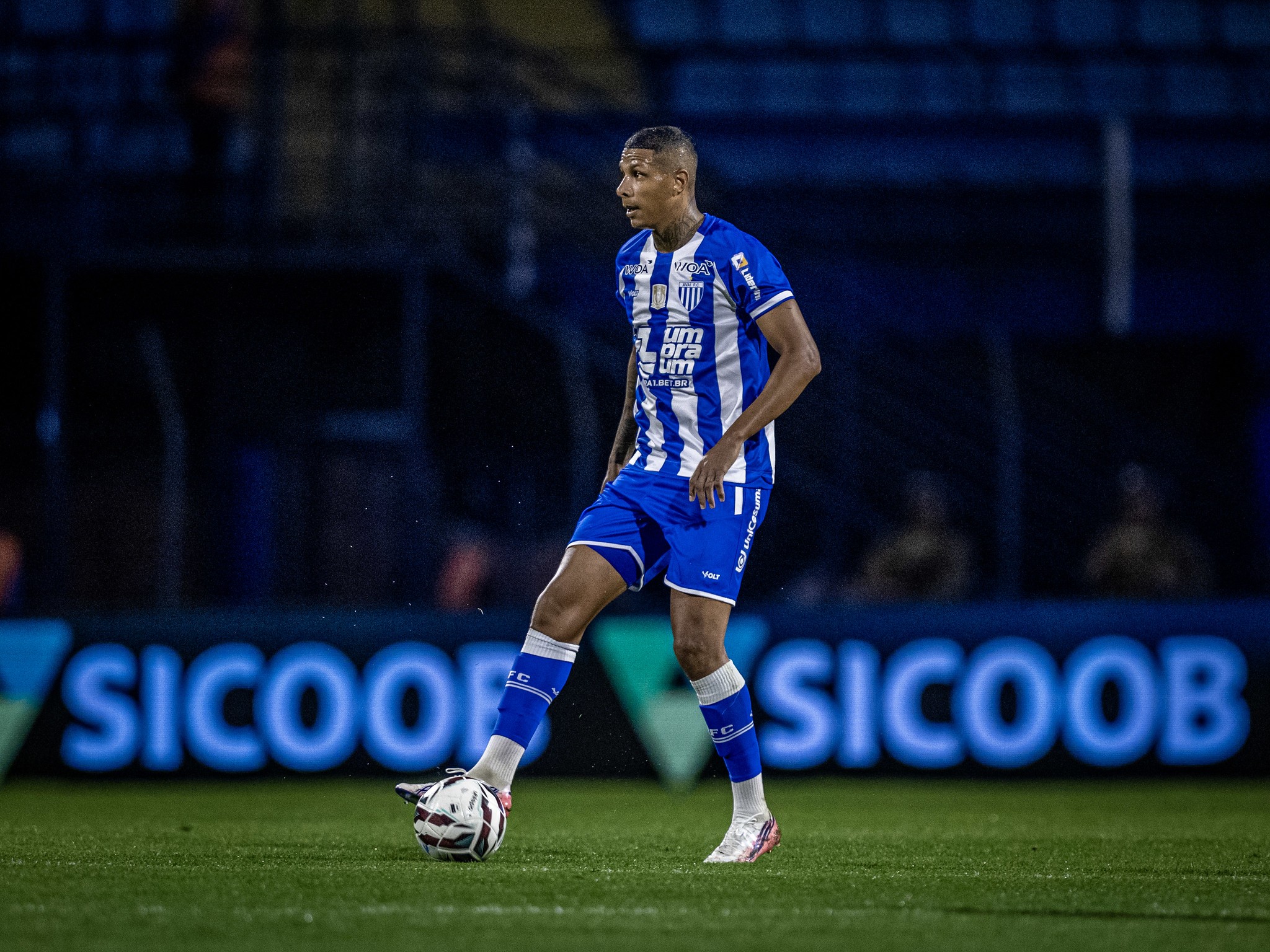 Allan Aal terá que mudar a defesa do Avaí contra o CRB