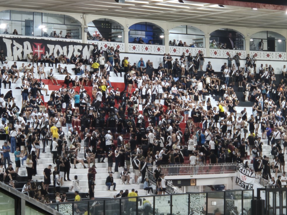 Torcida do Vasco protesta, para de cantar e fica de costas para o campo  Foto: Joo Guerra / ge