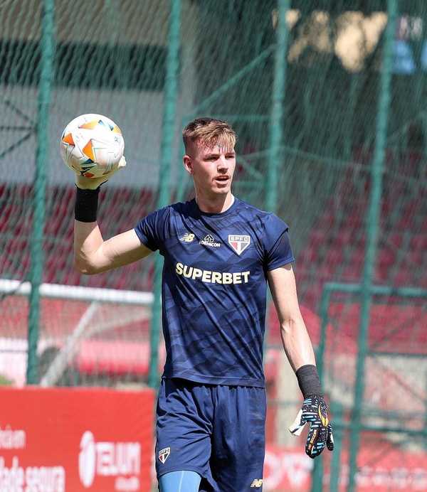 Goleiro do São Paulo internado após levar bolada na cabeça em treino