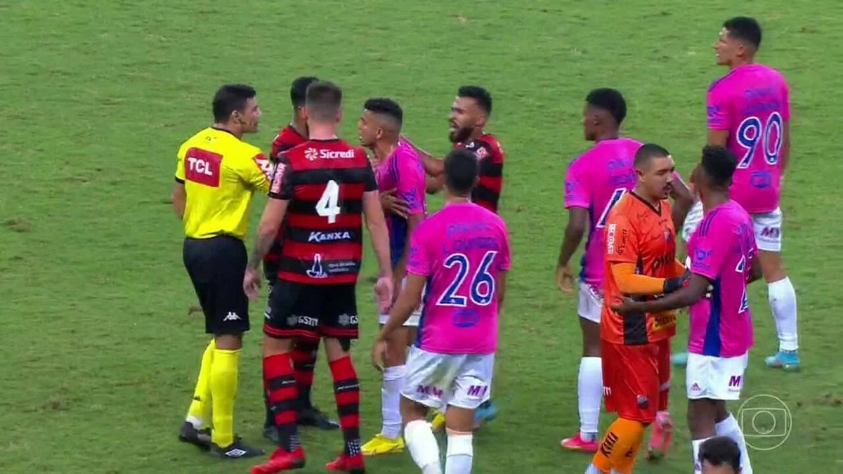 Ex-jogador do Paraná Clube leva chute na cabeça; veja o vídeo