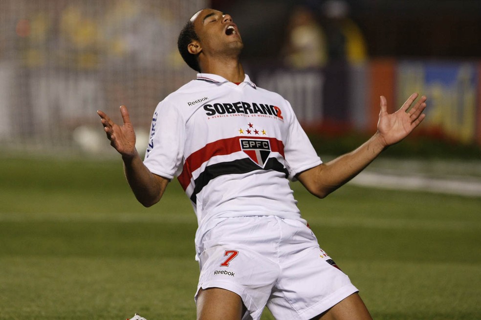 Camisa do São Paulo com a marca do documentário "Soberano 2" em jogo contra a Ponte Preta em 2012 — Foto: Rubens Chiri / saopaulofc.net