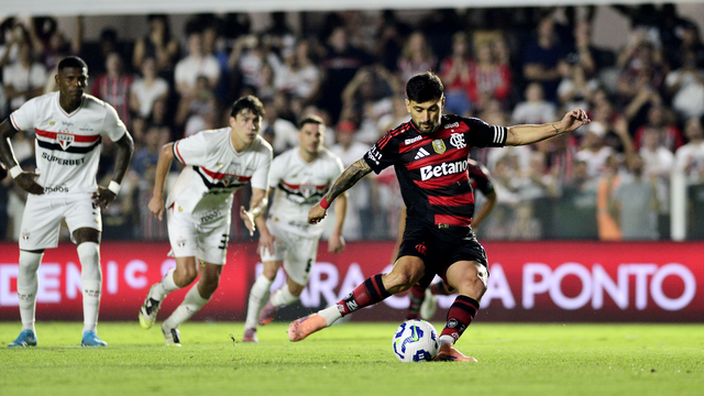 São Paulo x Flamengo, pênalti de Arrascaeta