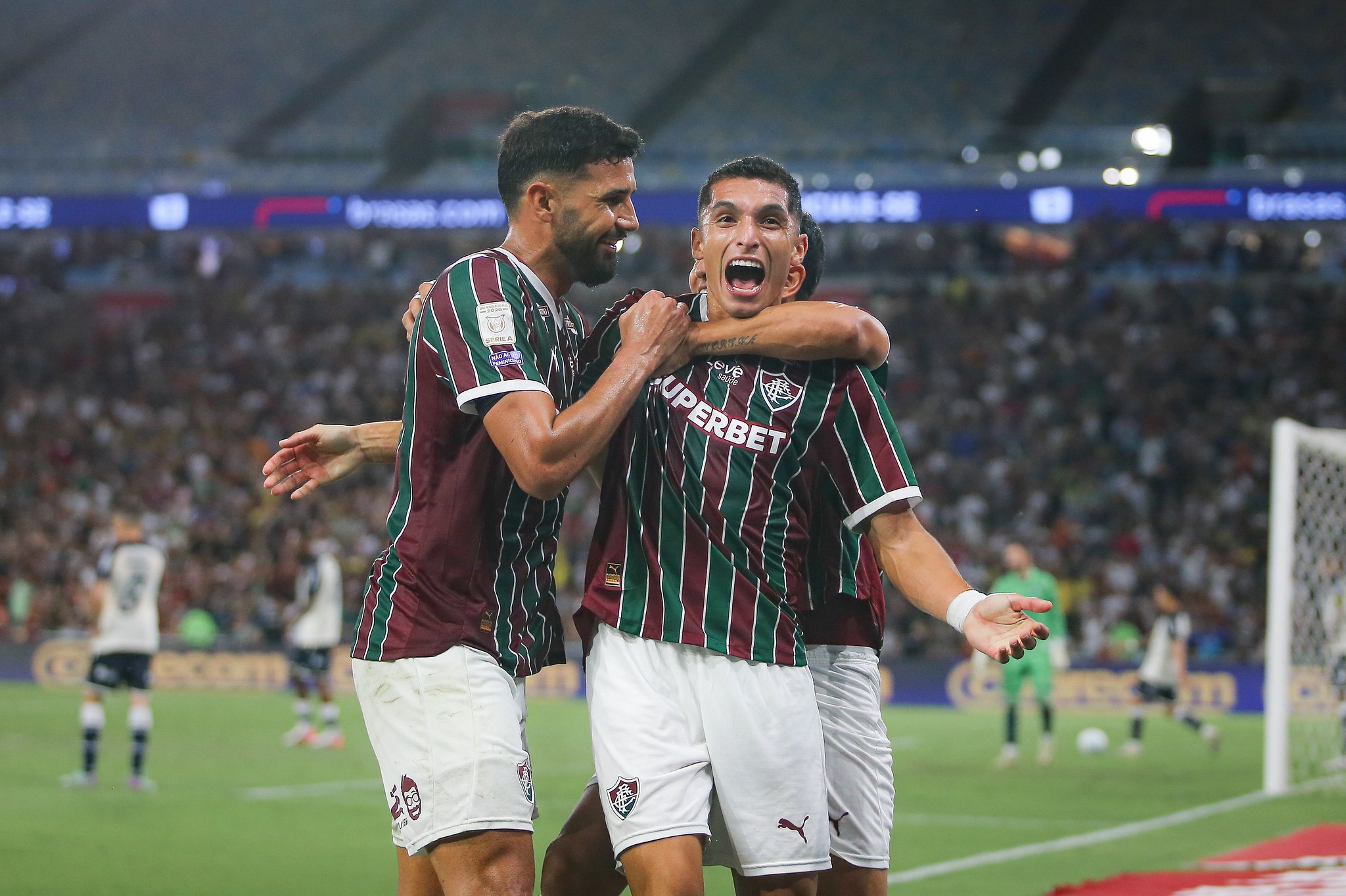 Jogadores do Fluminense comemorando após gol durante uma partida