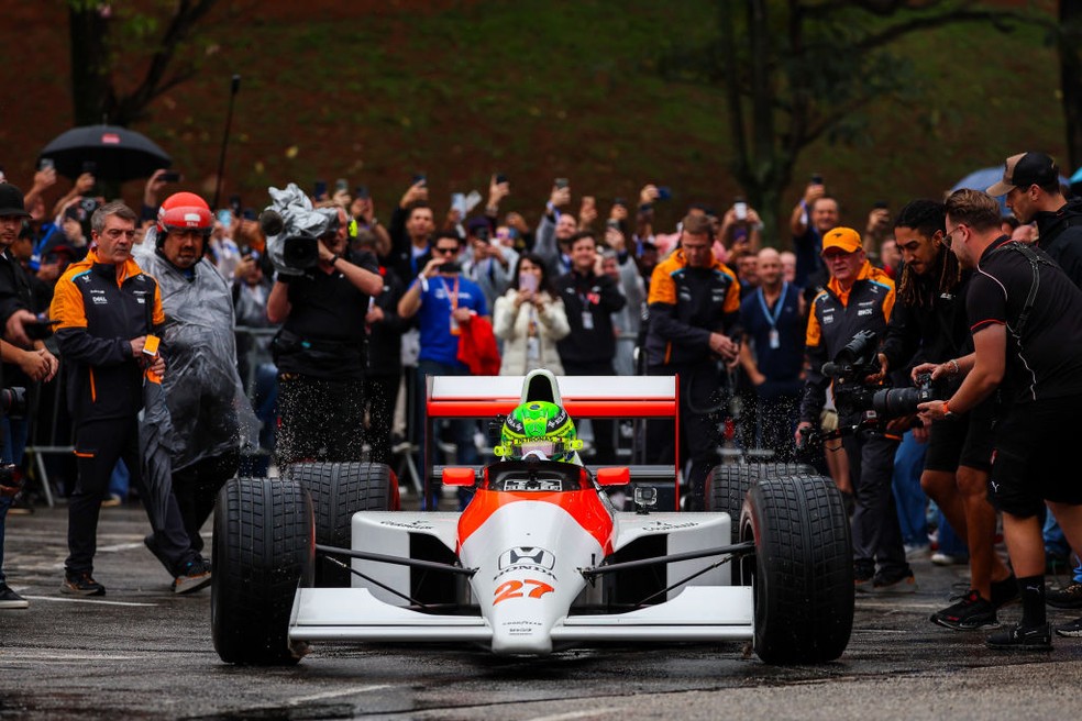 Lewis Hamilton dirigindo a icônica McLaren de Senna em homenagem no Autódromo de Interlagos — Foto: Kym Illman/Getty Images