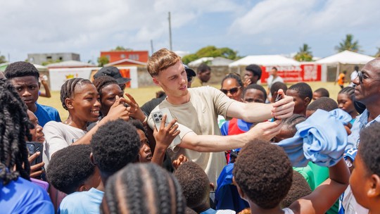 Palmer é recebido com festa em país de origem do avô após conquista da Copa de Clubes - Melhor jogador da competição recebe presente do primeiro-ministro e é celebrado pelas crianças de São Cristóvão e Névis; Palmer sempre exalta com orgulho a relação com a nação caribenha