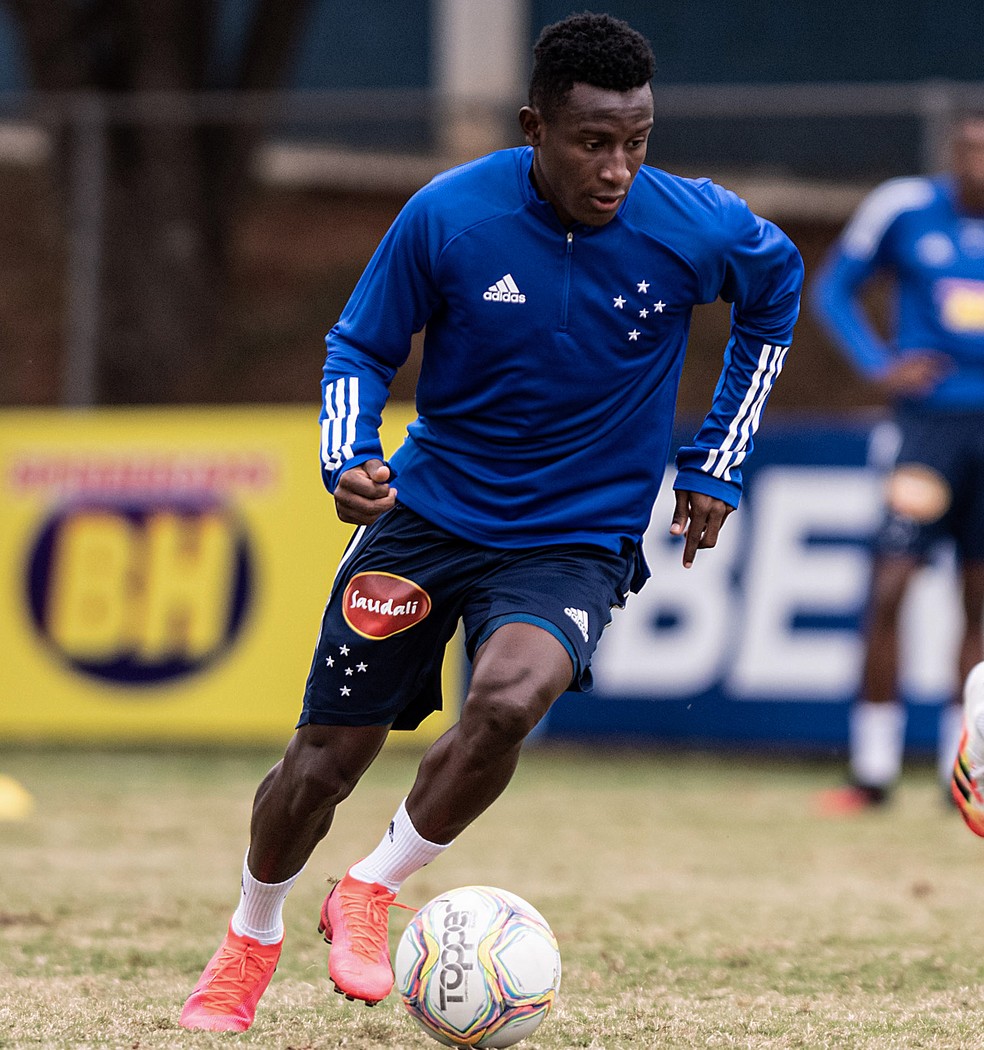 Ex-jogador do Cruzeiro, colombiano Angulo acerta com o Botafogo