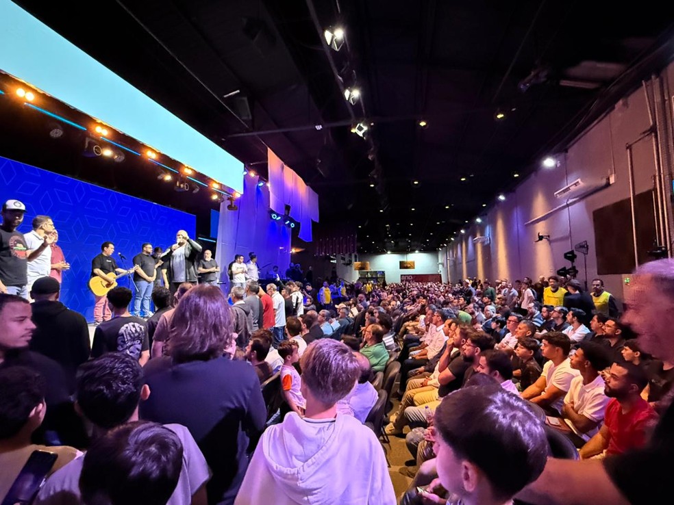 Culto de Kaká atraiu multidão em igreja do interior de São Paulo — Foto: Emilio Botta