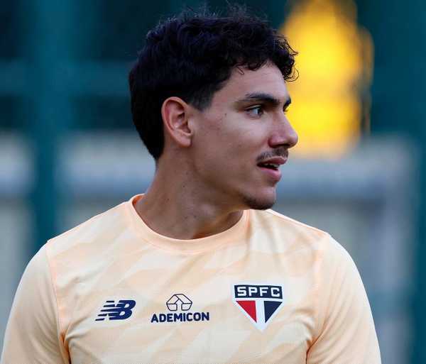 Moreira é reintegrado ao elenco do São Paulo após mais de um mês afastado